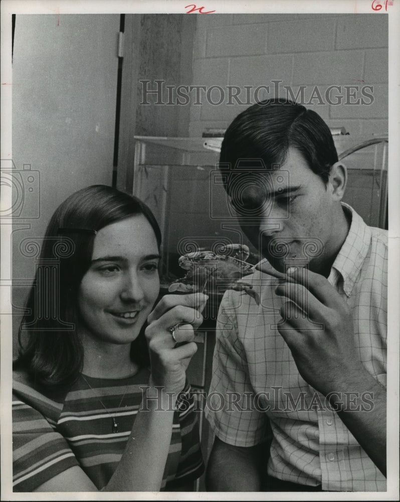 1969 Press Photo Pasadena students Cynthia Atkinson and Derrill Lewis see crab - Historic Images