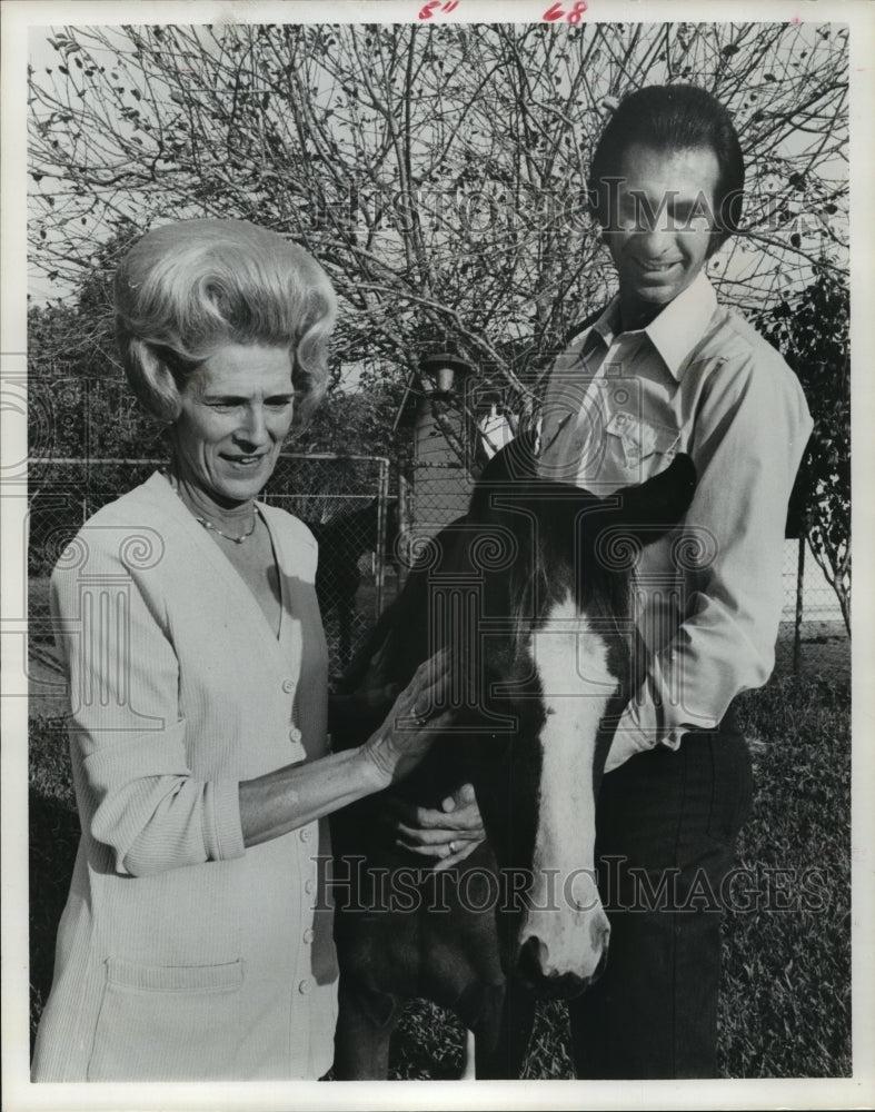 1974 Press Photo Maurice Wingo and Maxcine Mitchell with Arabian filly- Historic Images