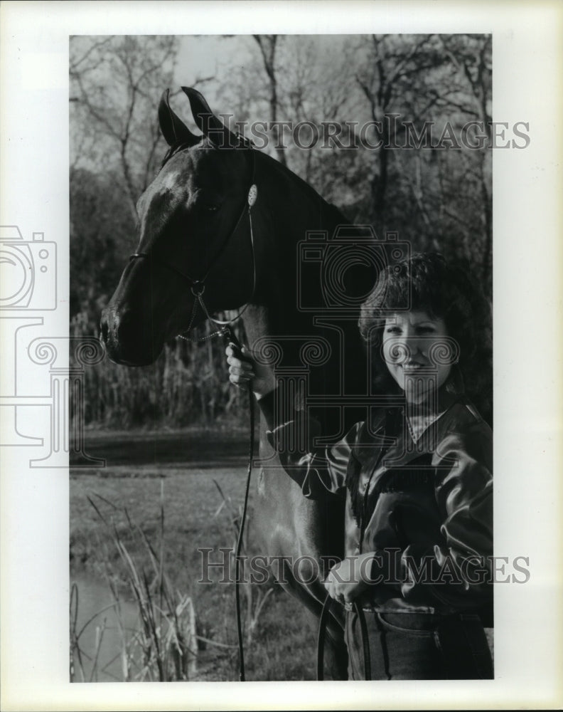 1986 Annie Jones holds her horse at her Dickinson ranch - Historic Images