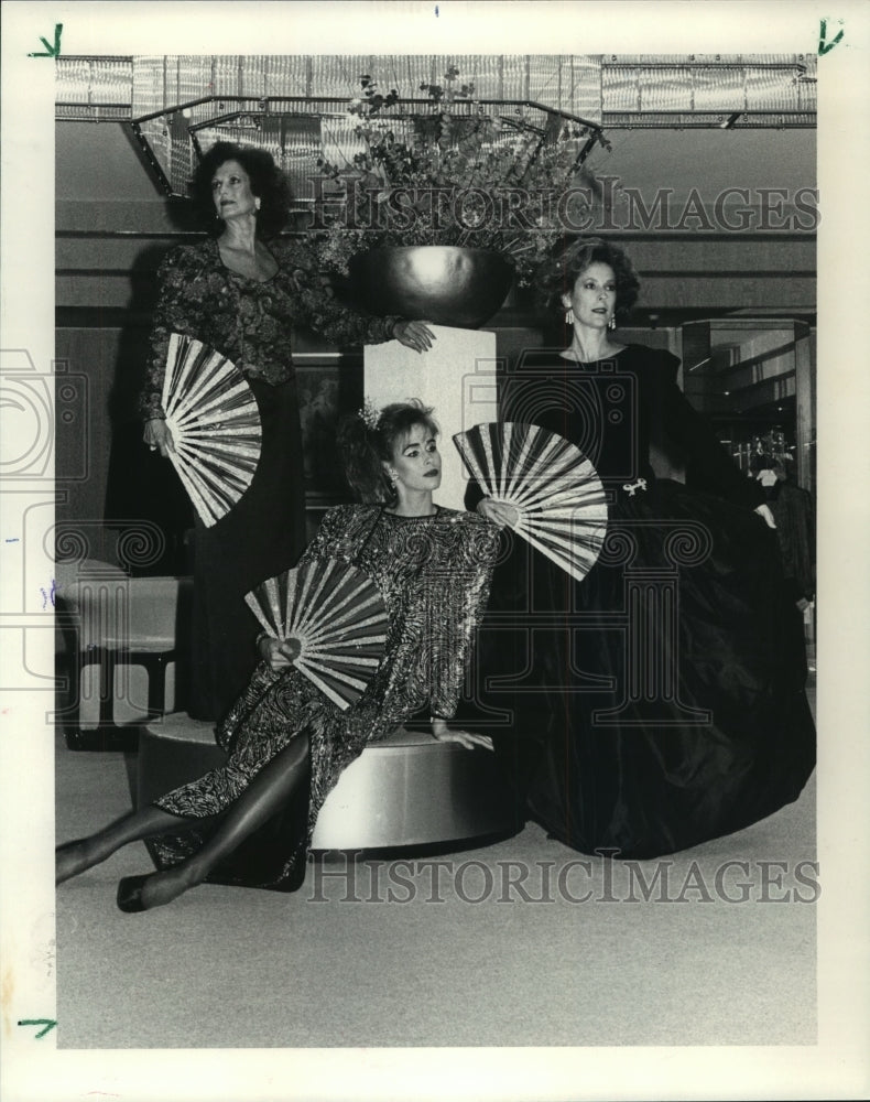 1986 Houston Grand Opera Guild leaders hold fans at Houston Club - Historic Images