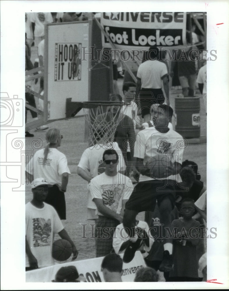 1993 Dunking contest at Rice Univ. Hoop It Up basketball tournament - Historic Images