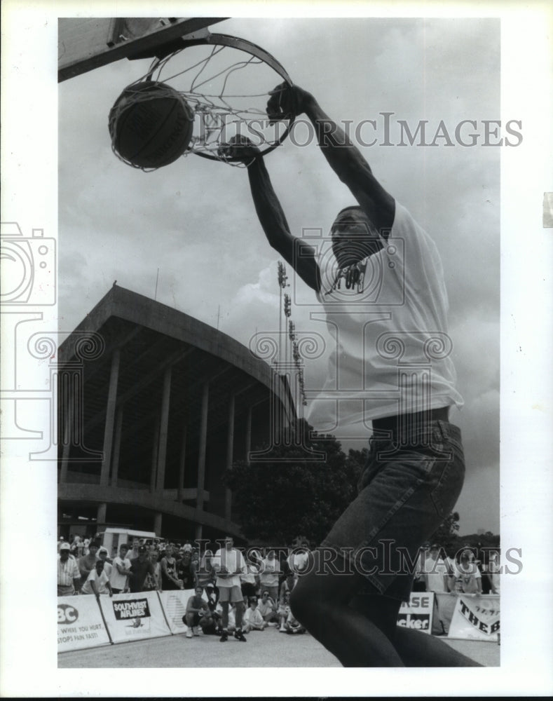 1993 Terrance Bean at Rice Univ. Hoop-It-Up basketball tournament - Historic Images