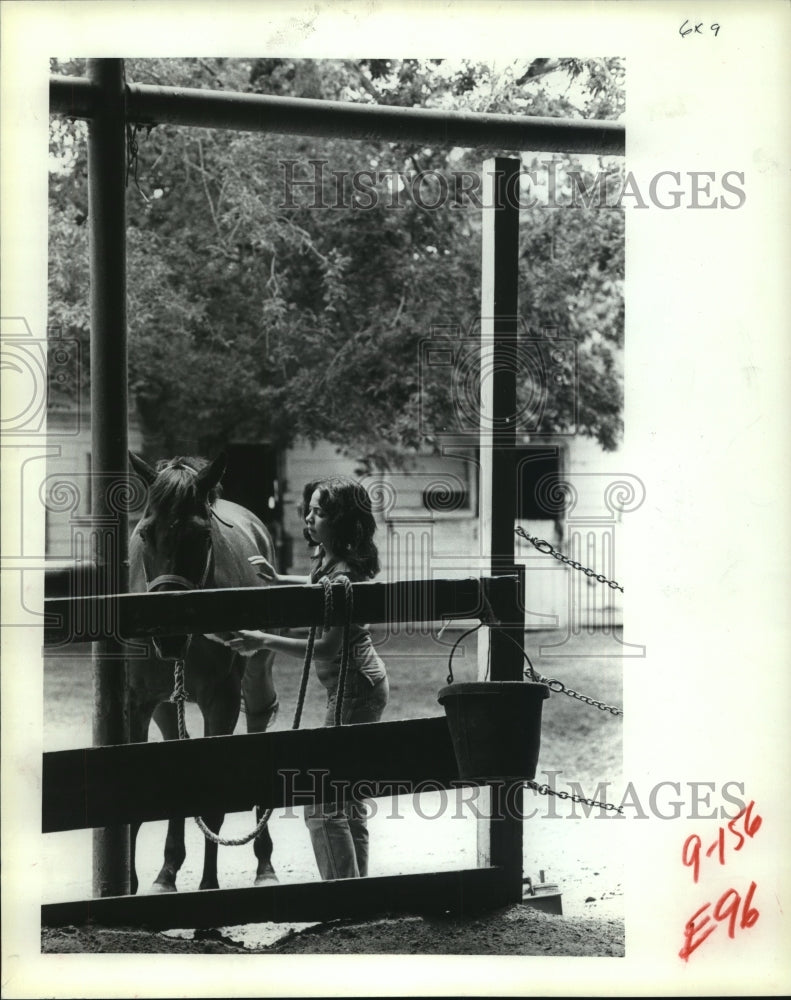 1982 Alicia Wells brushes horse at Hunter&#39;s View Farm in Houston - Historic Images