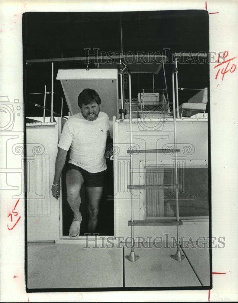 1979 Press Photo Hardy Vick emerges from his houseboat door - hca30633 - Historic Images