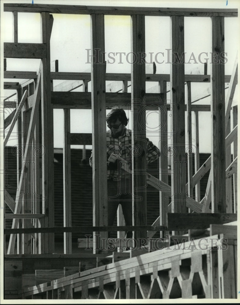 1987 Press Photo Framer Charlie Harris works on new home in northwest Houston - Historic Images