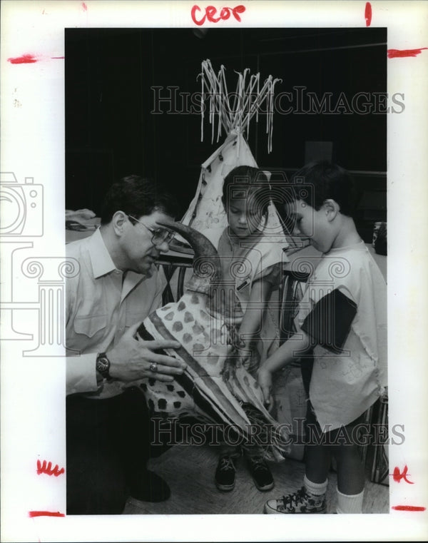 1989 Peter Durkin of Houston Arboretum show children buffalo skull ...