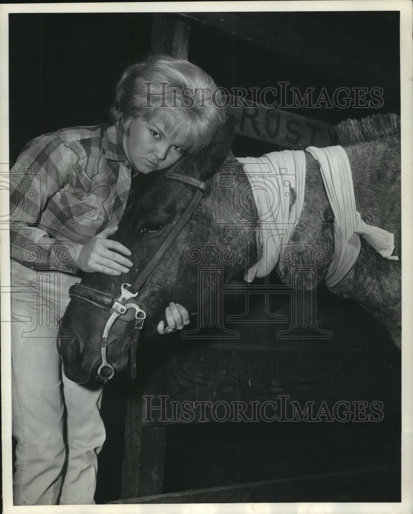 1963 Press Photo Donna Chadick with her injured horse in Pasadena, Texas - Historic Images