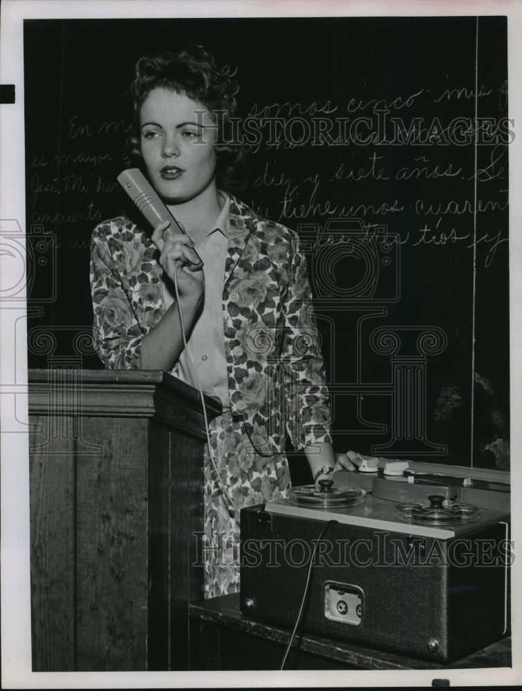 1961 Press Photo Pasadena's Jackson Jr High student Linda Harvard uses recorder - Historic Images