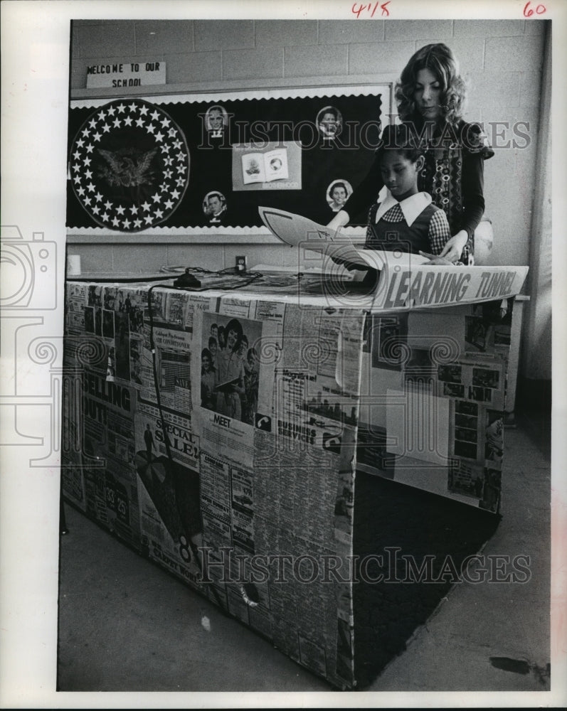 1973 Houston&#39;s Hilliard teacher Sherry Burger with student Amy Bates - Historic Images