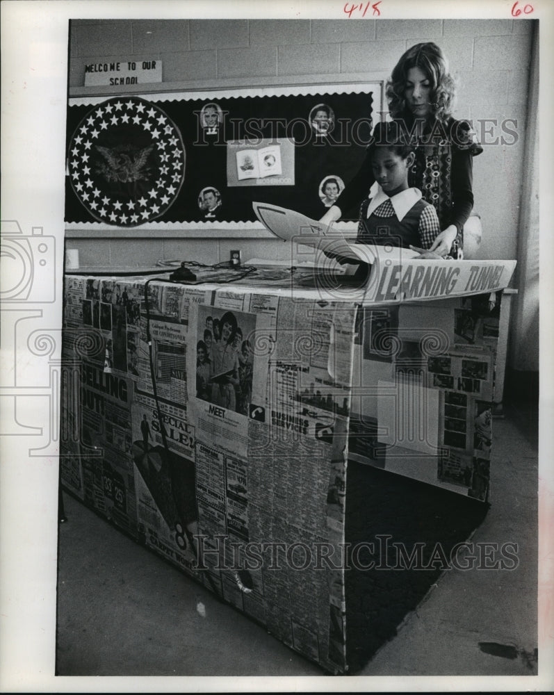 1973 Houston's Hilliard teacher Sherry Burger with student Amy Bates - Historic Images