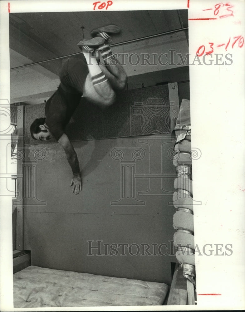 1977 Press Photo Houston Police Officer C.F. Cody jumps over wall at academy - Historic Images