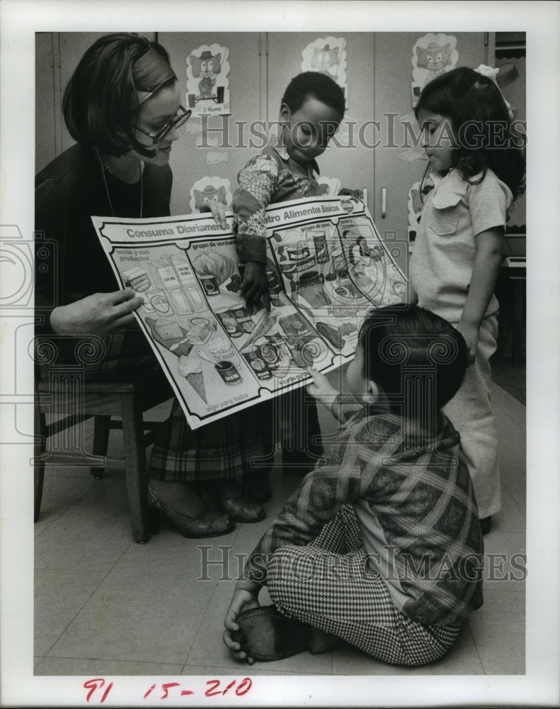 1977 Houston teacher Dalia Gamez with students at preschool - Historic Images
