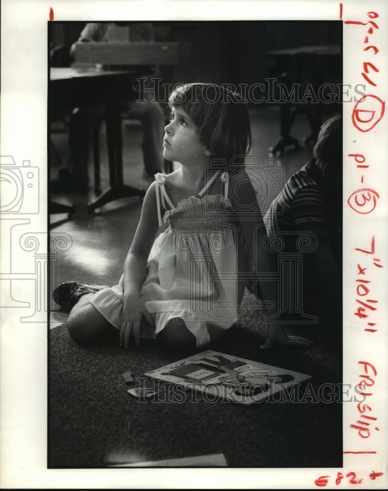 1980 Kathy Jacobs works on puzzle at Houston Oak Forest Elementary - Historic Images