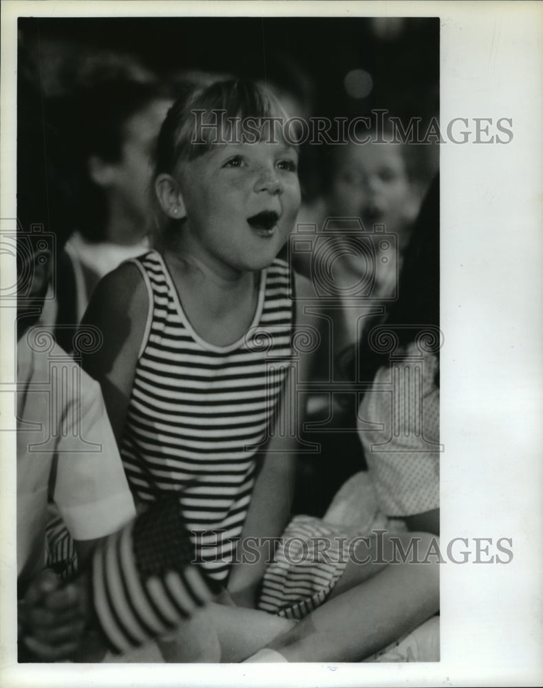 1988 Lindsay Testa sings patriotic songs at Hyatt Regency, Houston - Historic Images