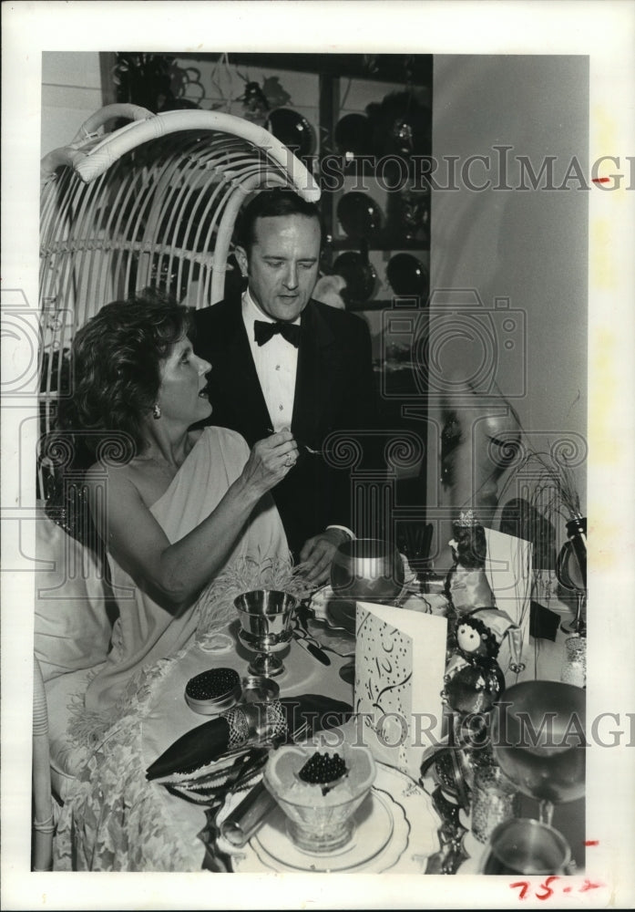 1983 Dr. Tom &amp; Georgene Brandon at Mardi Gras table on TX home tour - Historic Images