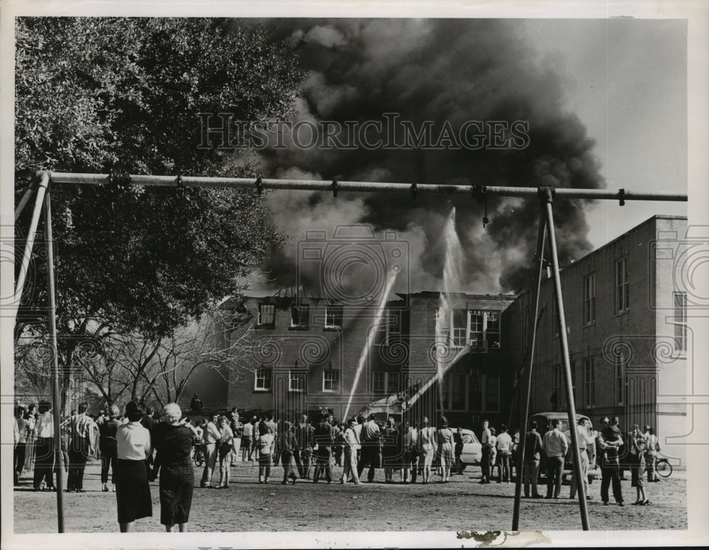 1961 Press Photo Crowd watches fire and firefighters at Cooley Elementary - Historic Images