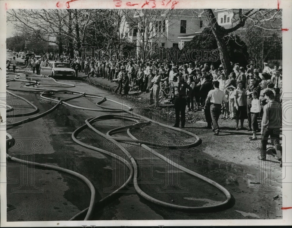 1961 Press Photo Huge crowd watches firefighters and fire at Cooley Elementary- Historic Images