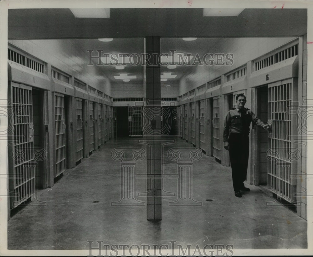 1963 Houston Police Officer I.E. McComas gives substation tour - Historic Images