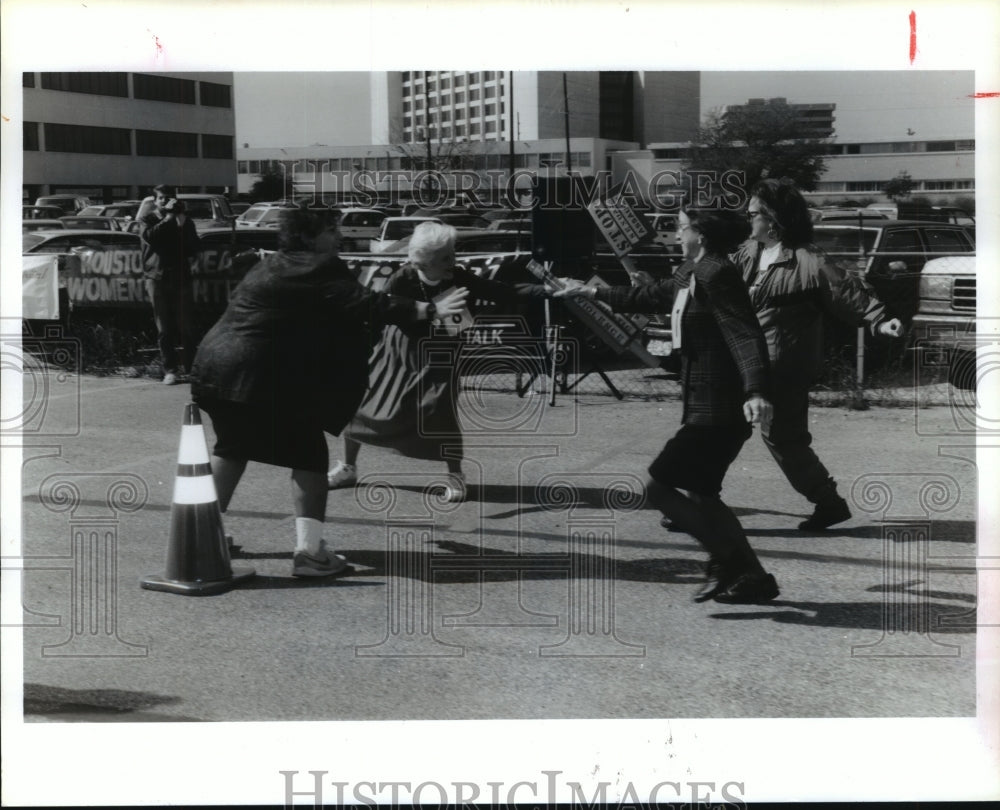 1992 Women hand off baton in Houston Area Women&#39;s Center fun run - Historic Images