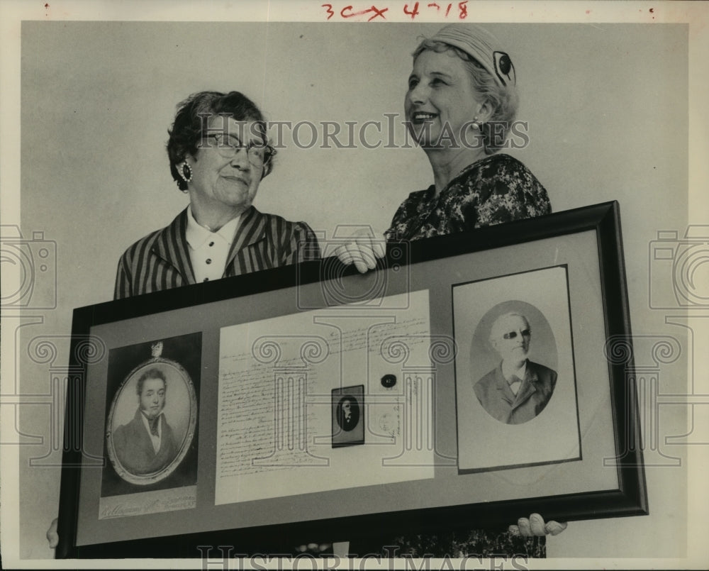 1959 Press Photo Women hold DeZavala portrait at DeZavala School in Houston - Historic Images