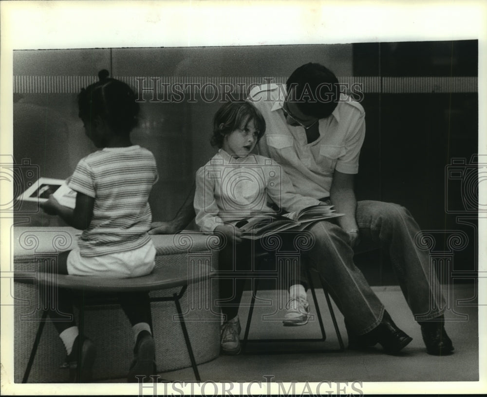 1983 Press Photo Sametra Seals, Heather and Joe Healy at Texas Public Library - Historic Images