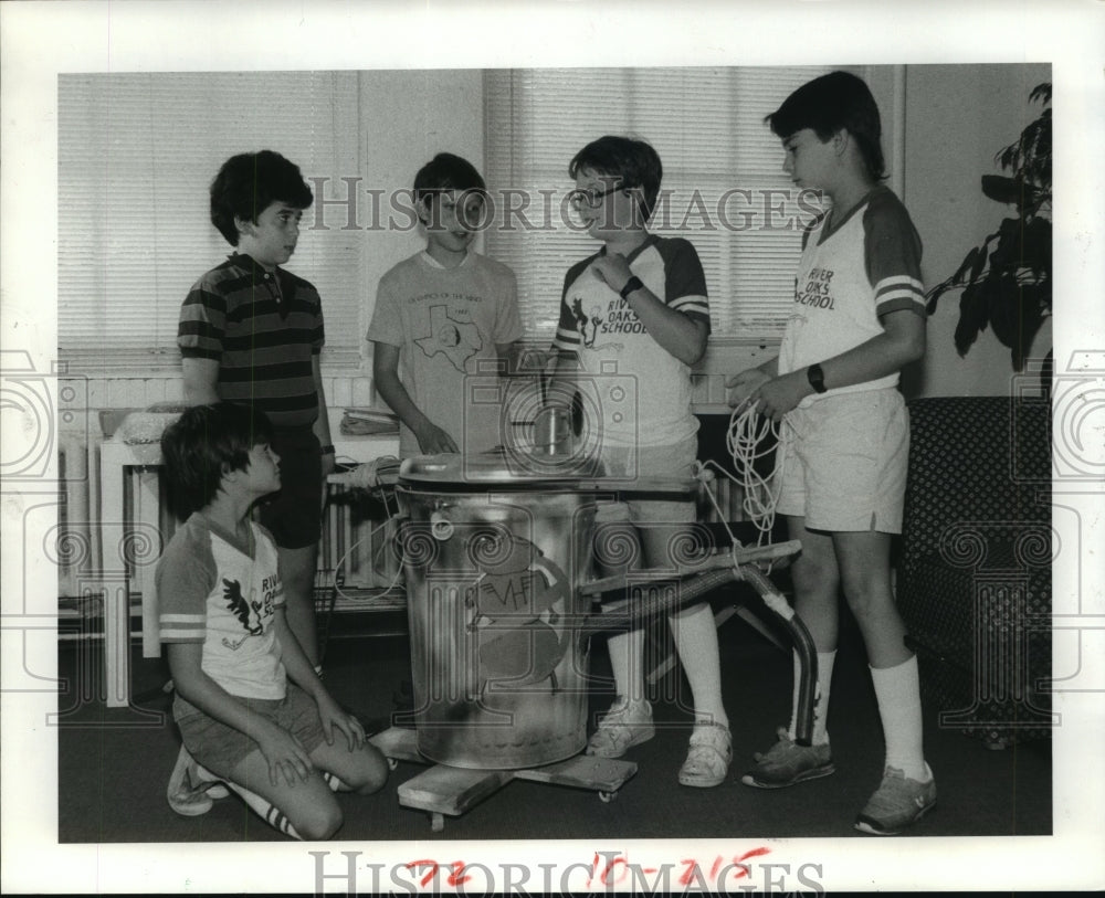 1985 River Oaks Elementary students with robot in Houston - Historic Images