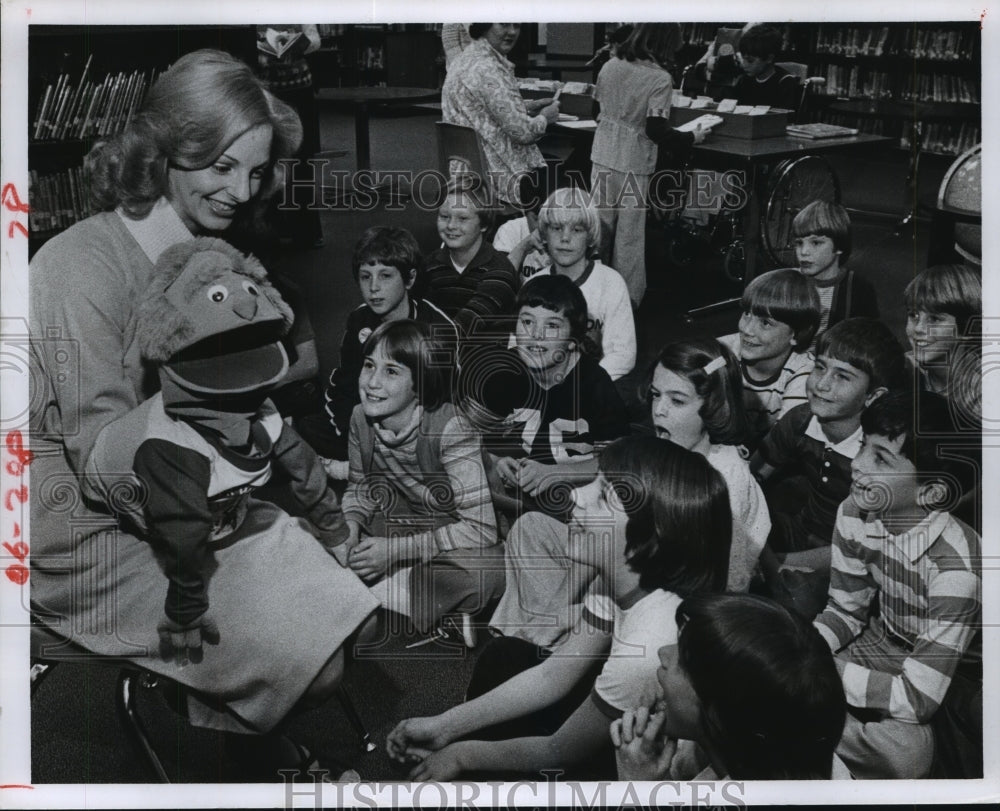 1978 Houston&#39;s Greenwood Forest librarian shows puppet to students - Historic Images