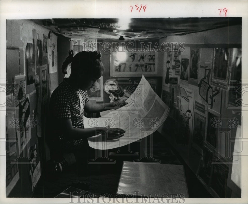 1973 Press Photo Hilliard Elementary student reads newspaper in Houston - Historic Images