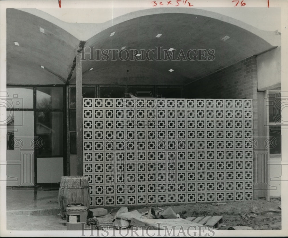 1960 Press Photo Screen wall shades entrance of Holden Elementary in Houston - Historic Images