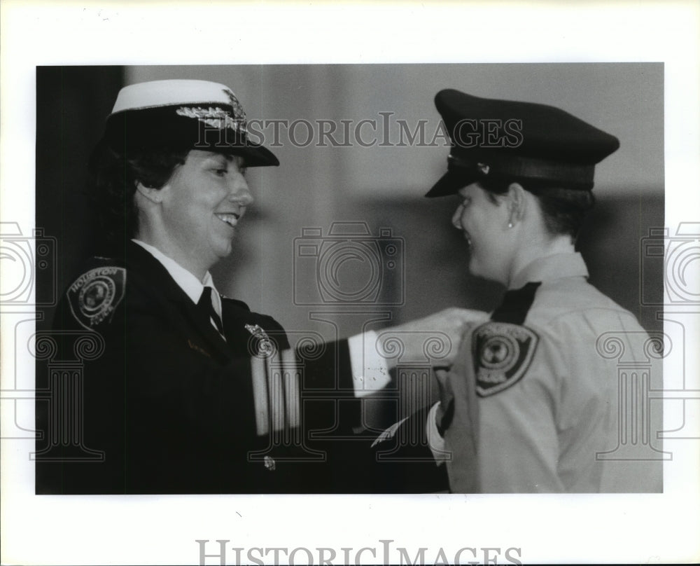 1992 Press Photo Chief Watson pins on Cadet Jennifer Lee Allen&#39;s badge - Historic Images