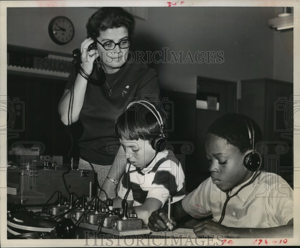 1970 Houston teacher helps students Tommy Hruska & Woodrow Williams - Historic Images