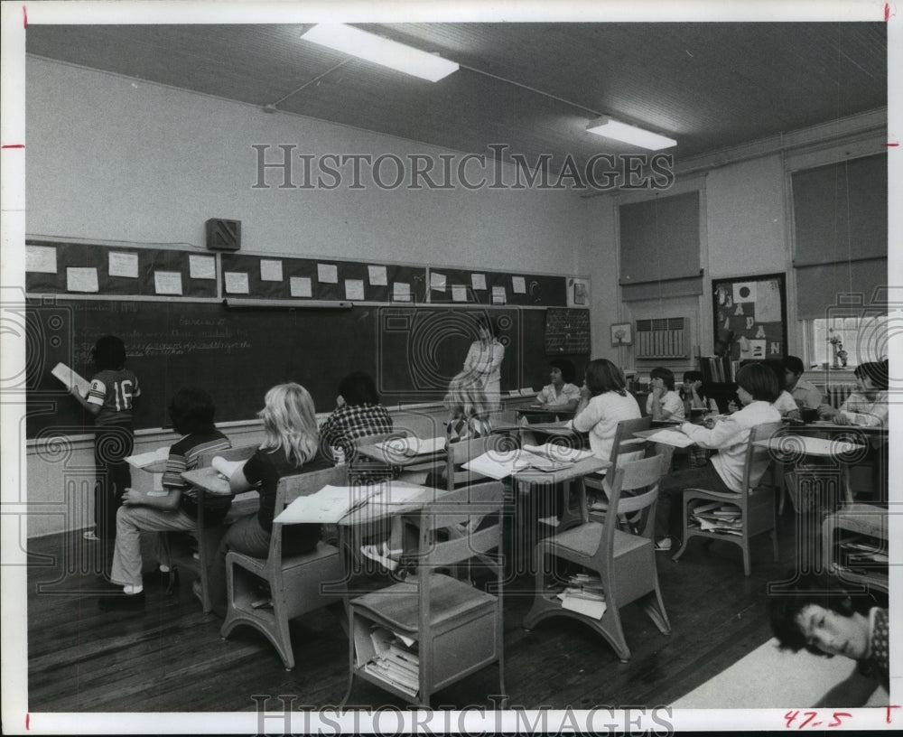 1976 Press Photo Classroom at Cage Elementary in Houston has high ceiling - Historic Images