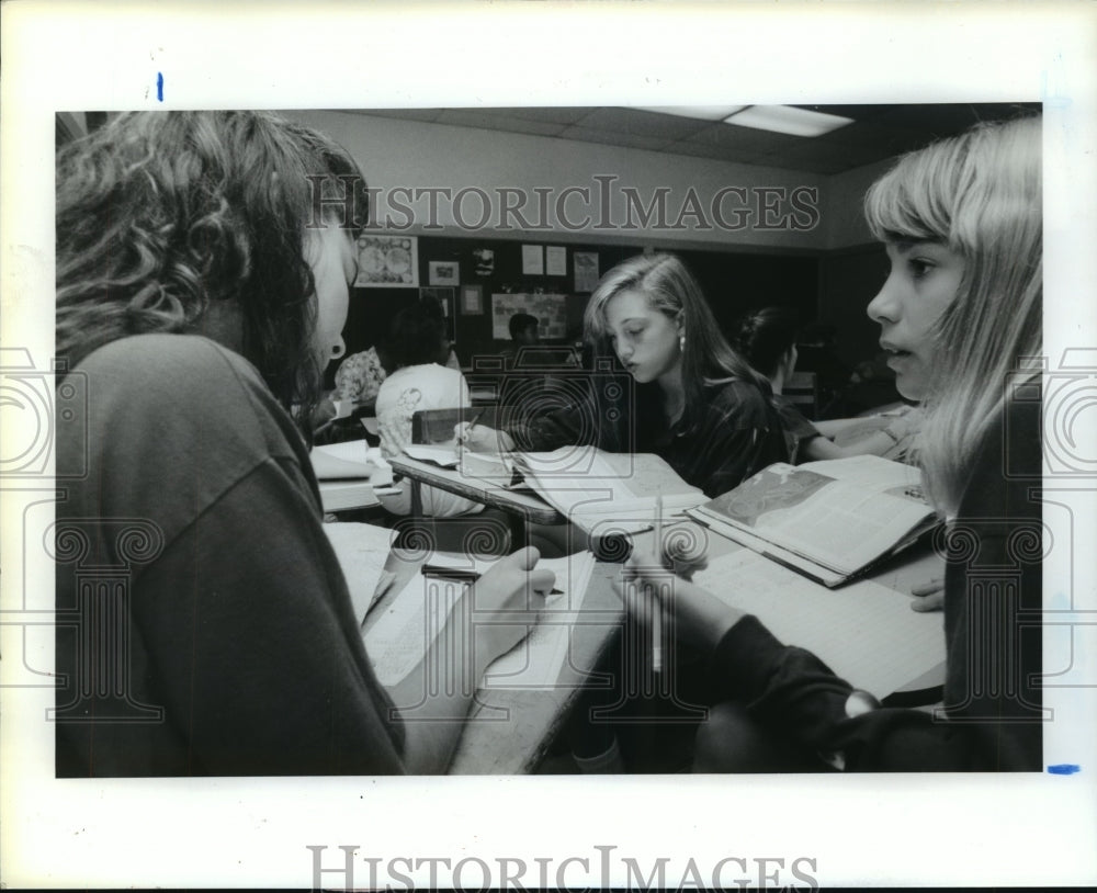 1989 Houston Vangurd program students work in small group in class - Historic Images