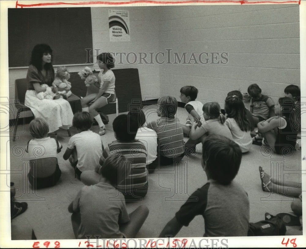 1983 Press Photo Janet Pozmantier uses puppets in Houston program with children- Historic Images