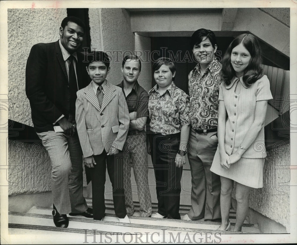 1973 Press Photo Edison Jr High Slide Rule Club with teacher William July in TX - Historic Images