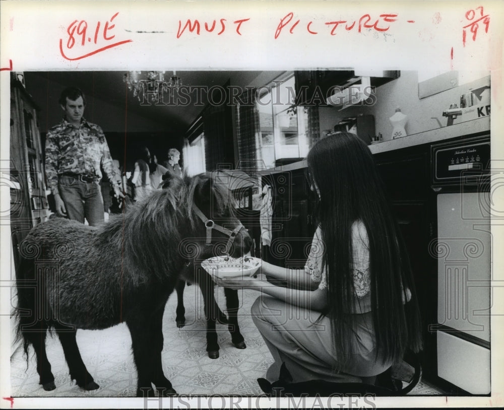 1978 Press Photo Janie Burch gives miniature horse bowl of water in kitchen - Historic Images