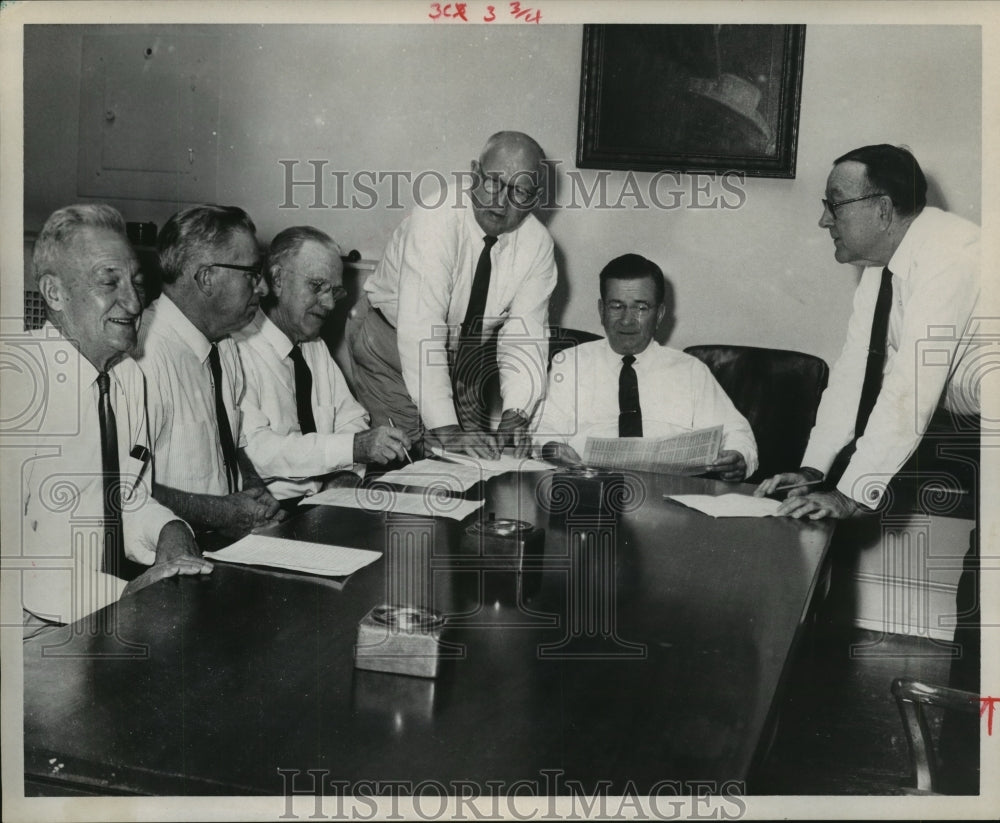 1967 Houston Cotton Exchange Quotation Committee meet - Historic Images