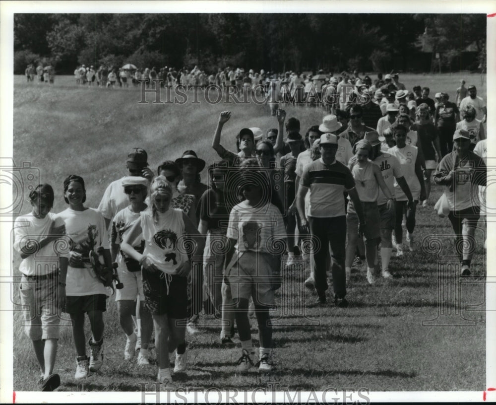 1990 Large group participate in Houston CROP walk at Brays Bayou - Historic Images