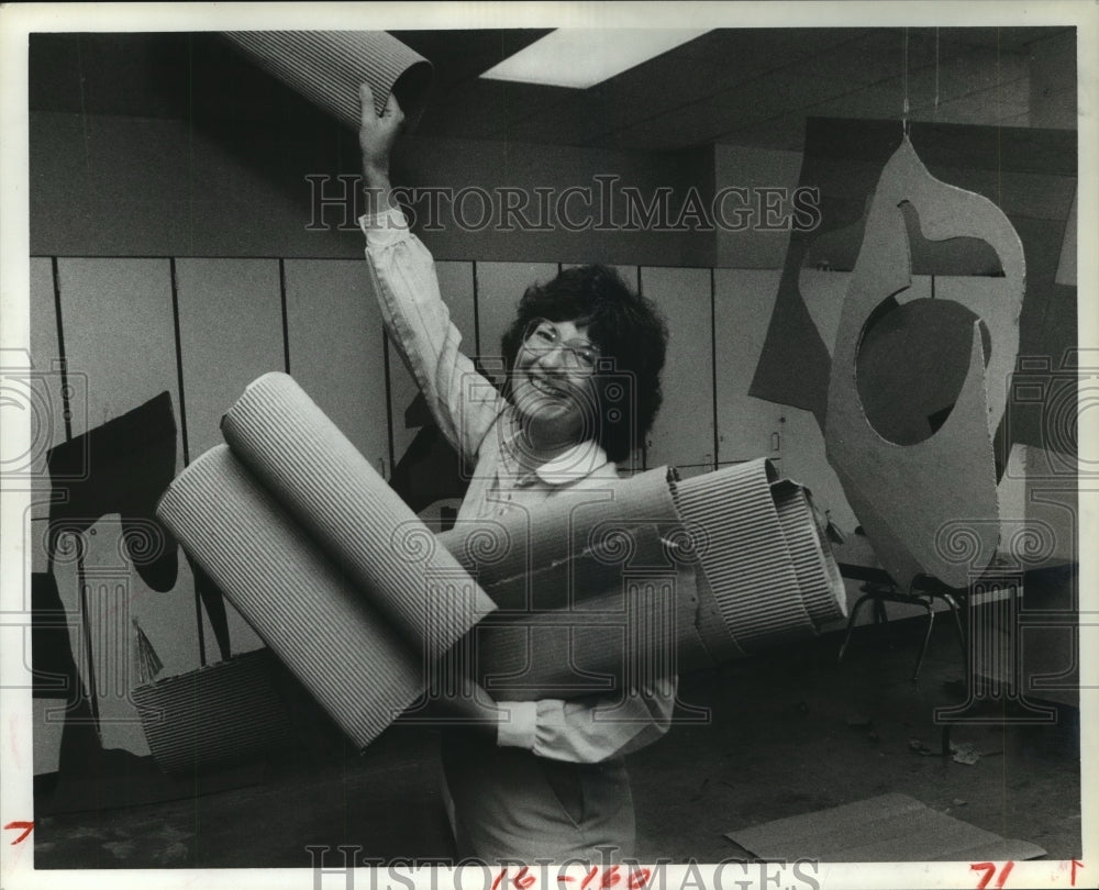 1984  Art teacher Bonnie Tyler holds cardboard art in Houston - Historic Images