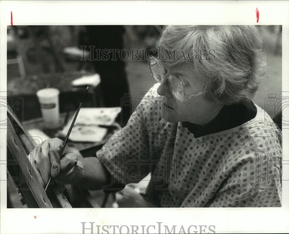 1990 Press Photo Eillen Brendo paints at Houston Civic Arts Association Gallery - Historic Images