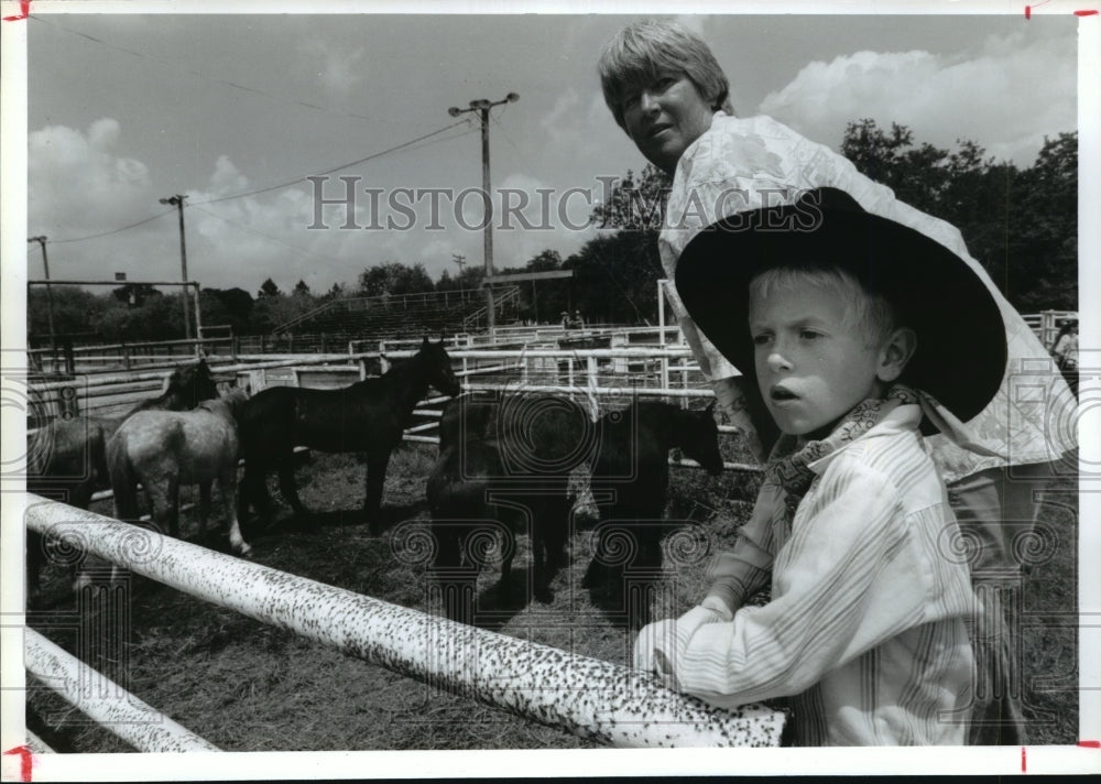 1992 Ralph Maines & Kathy Johnson view wild horses before TX auction - Historic Images