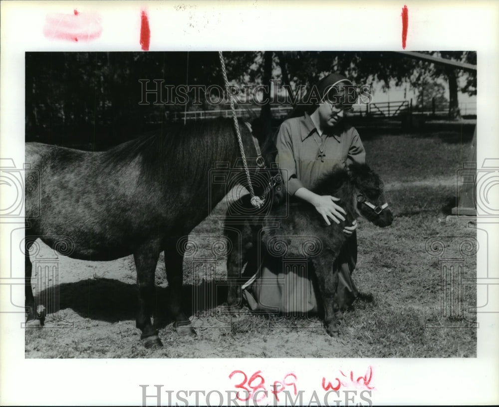 1987 Press Photo Sister Mary Angela Chandler with miniature horses on TX ranch - Historic Images