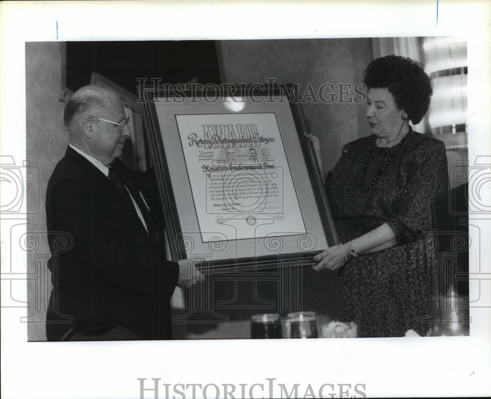 1989 Rotary&#39;s George G. Harri holds award with Houston Endowment rep - Historic Images
