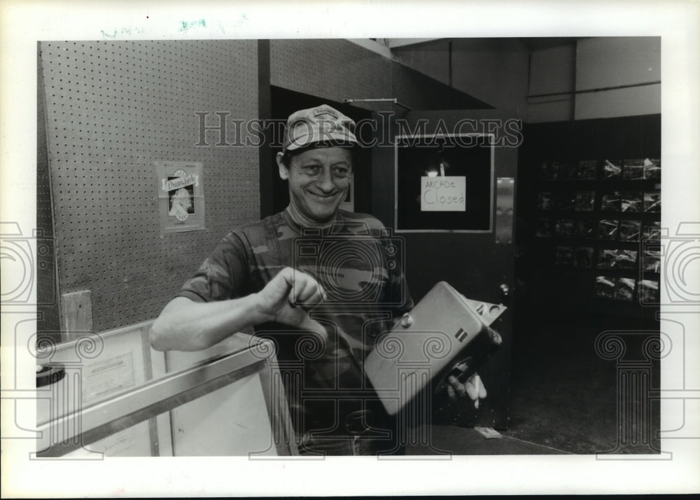 1985 Manager of Cinema Southeast gestures thumbs down in Houston - Historic Images
