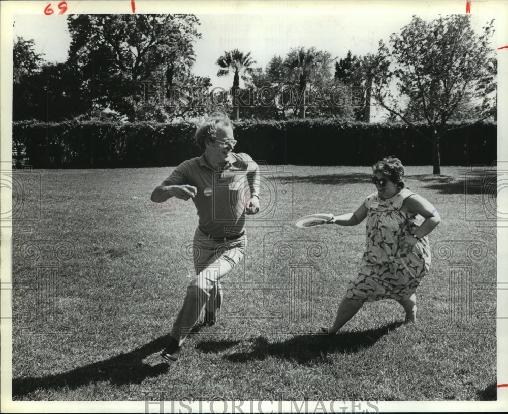 1983 Playing chase at Houston Area Women&#39;s Center volunteer picnic - Historic Images