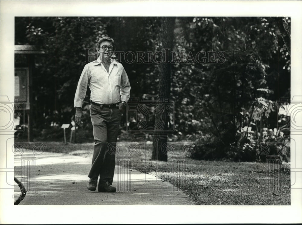 1978 Visitor walks on Houston Arboretum and Botanical Garden path - Historic Images