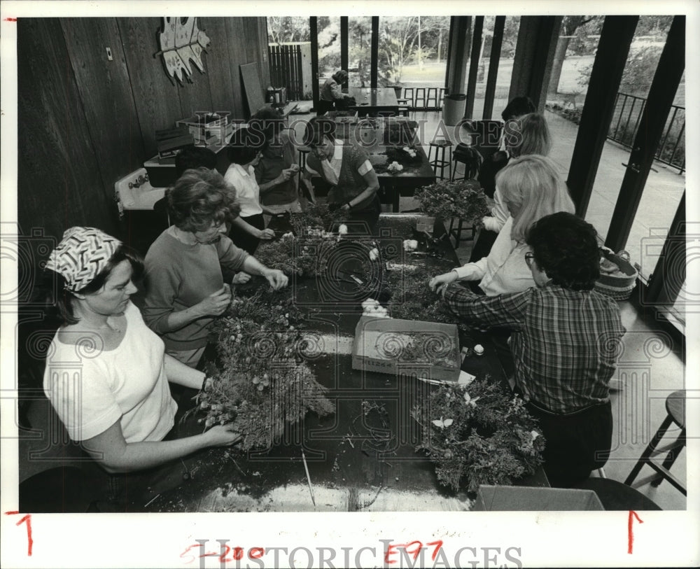 1984 Press Photo Mary Reeves&#39;s adult class makes wreaths at Houston&#39;s Arboretum - Historic Images