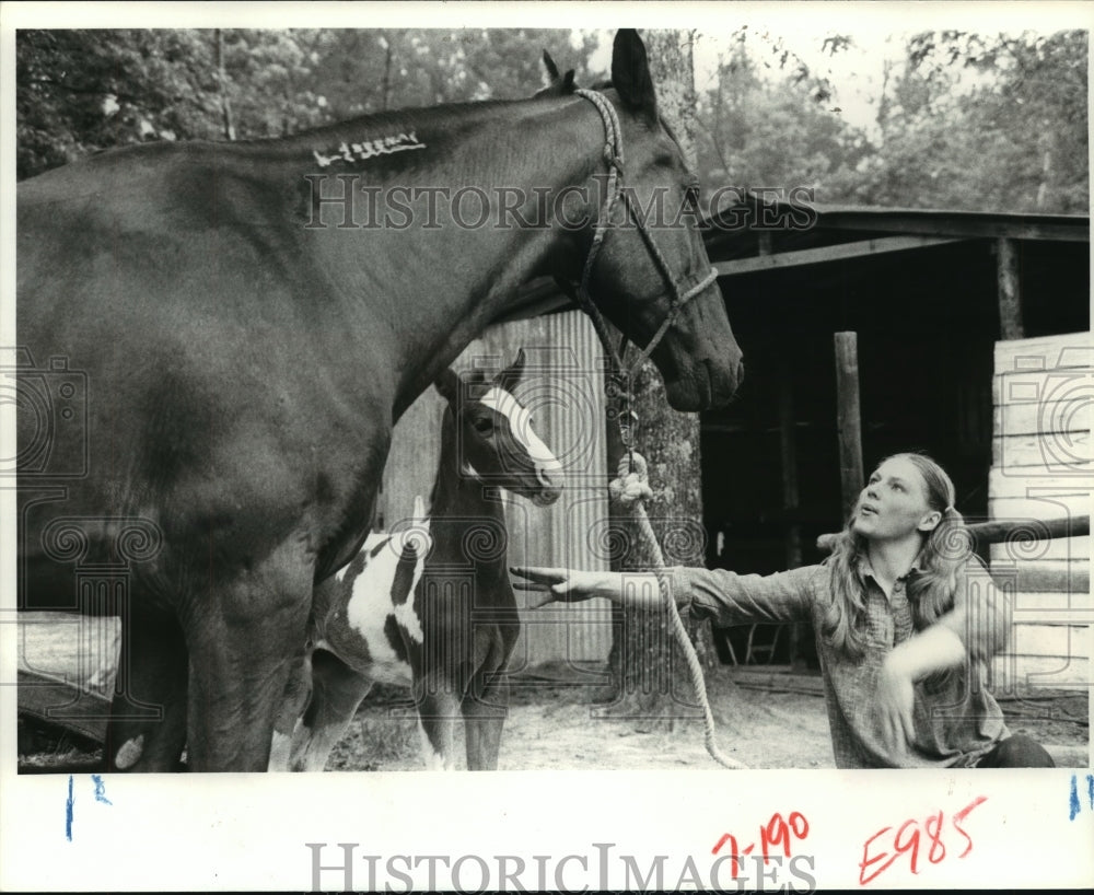 1982 Press Photo Jill Richards reaches to horse and foal at Texas farm - Historic Images