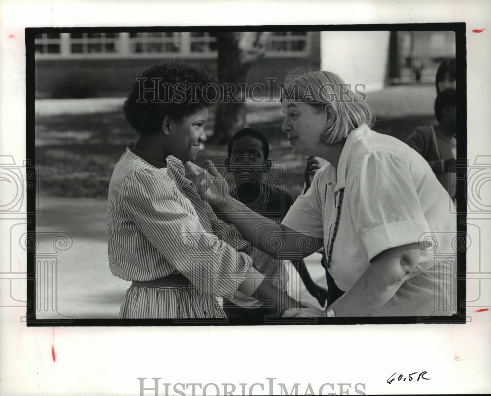 1985 Joan Wyde with Malinda Wheat at Cunningham school in Houston - Historic Images