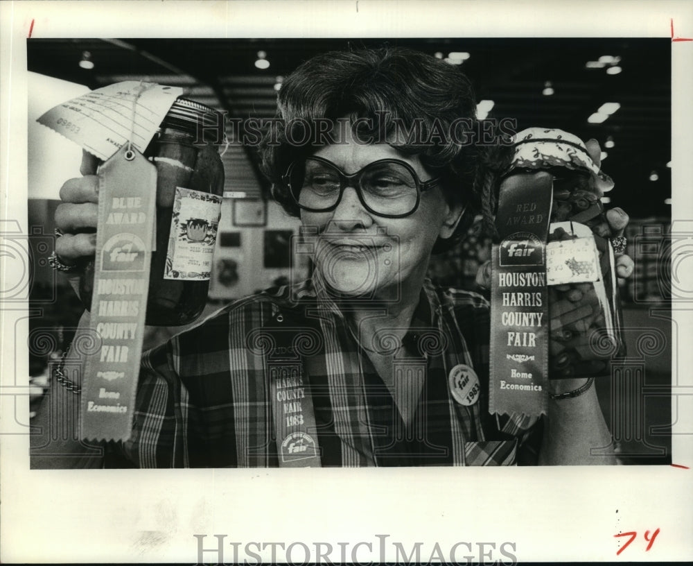 1983 Sue Hensley holds winning Harris County Fair food entries - Historic Images